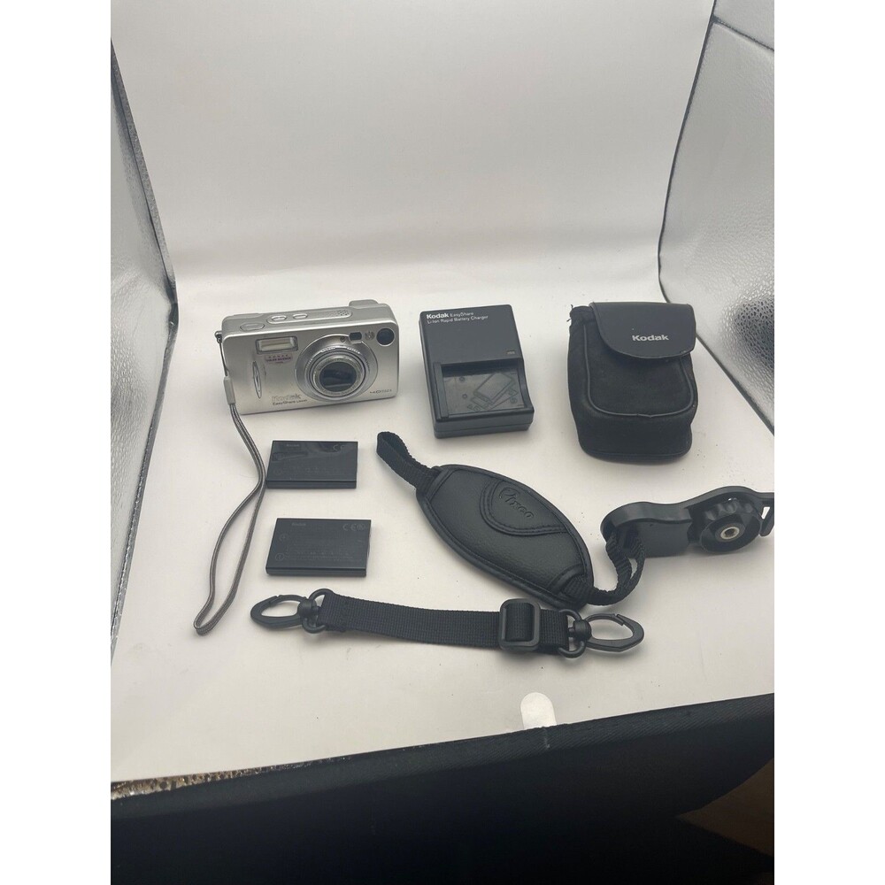 Kodak EasyShare LS443 4MP Digital Camera Parts Repair + 2 Batteries Charger Case